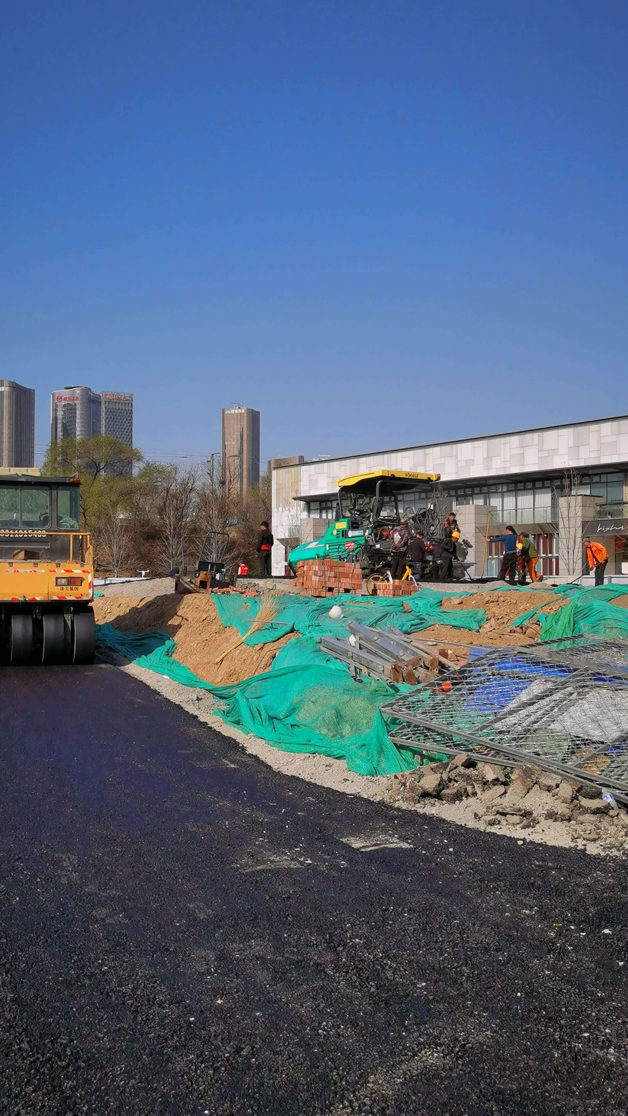 摊铺机 压路机 道路施工 现场实拍 沥青摊铺施工-度小视