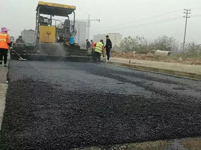 达州老城区道路焕新颜 8条市政道路病害治理月底完工，市民告别拥堵